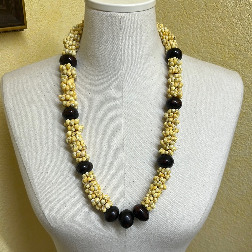 Elegant Beaded Lei Necklace with MONGO SHELL